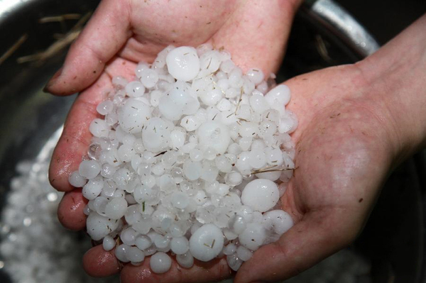 浙江臺州遭遇特大冰雹-如大雪鋪滿地面5