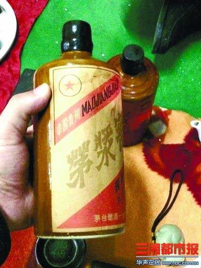 在長沙天心閣收藏市場上銷售的老酒。 記者 梁興 攝