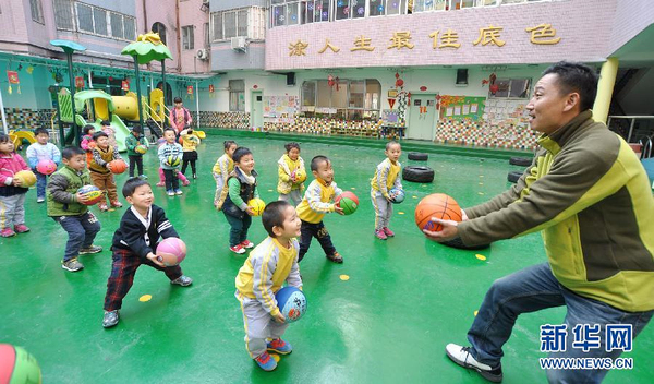 幼兒園“租”男幼師上體育課-3