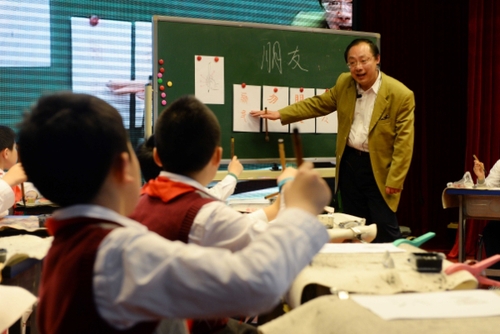 4月29日，在上海市第一師范附屬小學(xué)，書法名家張信教孩子們握毛筆的正確方法。