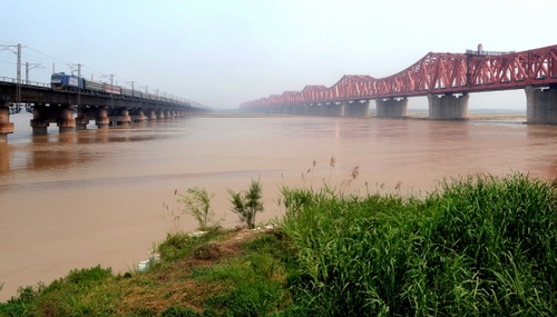 左側(cè)是即將“退役”的京廣鐵路鄭州黃河大橋，右側(cè)是新建的鄭焦城際鐵路黃河大橋（5月8日攝）。