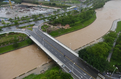 5月11日，深圳龍華文化廣場旁的河道水位暴漲。