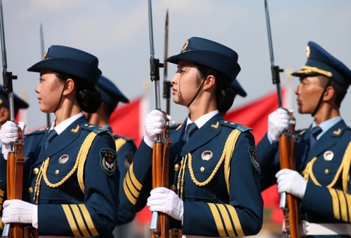 5月12日，我軍首批三軍女子儀仗兵亮相外交禮儀，接受中外領(lǐng)導(dǎo)人檢閱。