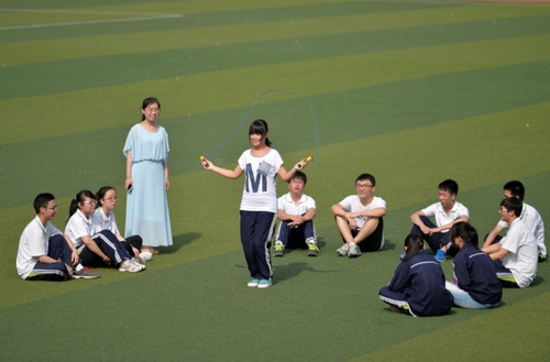 5月20日，河北邢臺一中高三畢業(yè)班的學生在操場上做運動。