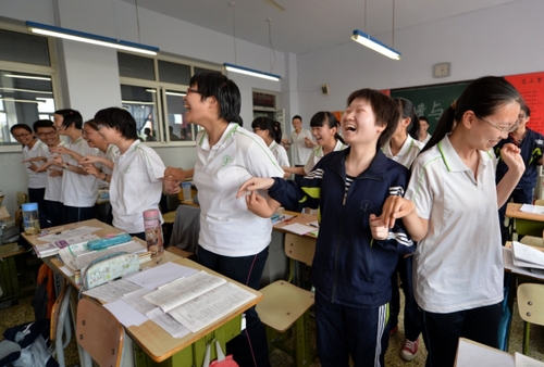 5月20日，河北邢臺一中高三畢業(yè)班的學生利用課余時間在教室里做減壓游戲。