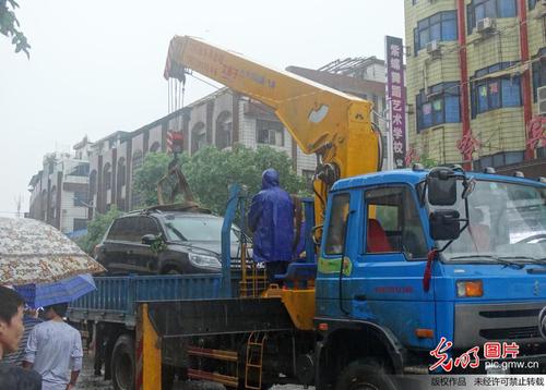 　2014年5月25日，湖南省邵東縣縣城因暴雨發(fā)生內(nèi)澇，車輛積水被淹后救援。