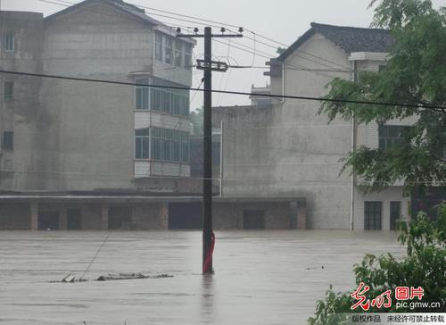 2014年5月25日，湖南省邵東縣大禾塘街道辦事處里安村群眾房屋在洪水中被淹。