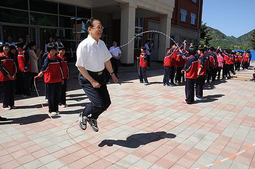 2014年5月28日上午，溫家寶在六道河中學參加課間操活動時與學生們跳繩。