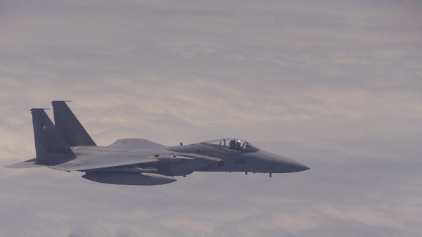 　近距離跟蹤我圖-154飛機的日自衛(wèi)隊F-15戰(zhàn)斗機