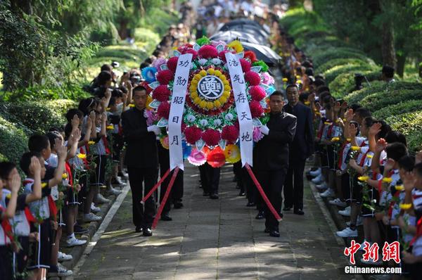 6月12日，2014“中國遠(yuǎn)征軍抗日陣亡將士”公祭活動在云南騰沖舉行，從緬甸尋取的中國遠(yuǎn)征軍抗日陣亡將士部分遺骸，歸葬在騰沖國殤墓園中國遠(yuǎn)征軍抗日陣亡將士墓。中新社發(fā) 劉冉陽 攝