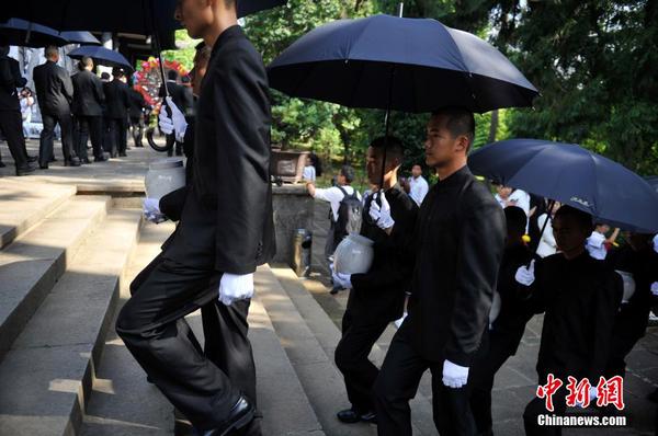 6月12日，2014“中國遠征軍抗日陣亡將士”公祭活動在云南騰沖舉行，從緬甸尋取的中國遠征軍抗日陣亡將士部分遺骸，歸葬在騰沖國殤墓園中國遠征軍抗日陣亡將士墓。中新社發(fā) 劉冉陽 攝3