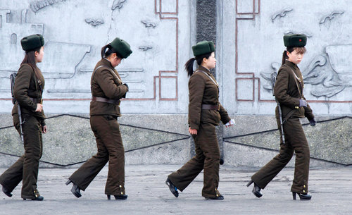 2013年4月11日，在鴨綠江對(duì)岸的朝鮮新義州，一隊(duì)女兵在江邊巡邏，值得注意的是，女兵竟然穿著高跟鞋，高度目測(cè)大概有10厘米左右。