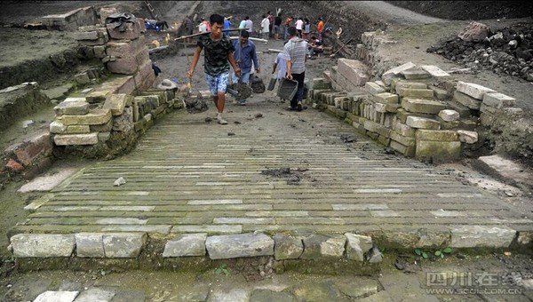 成都體育中心蜀王府遺址挖掘出護(hù)城河城壕2