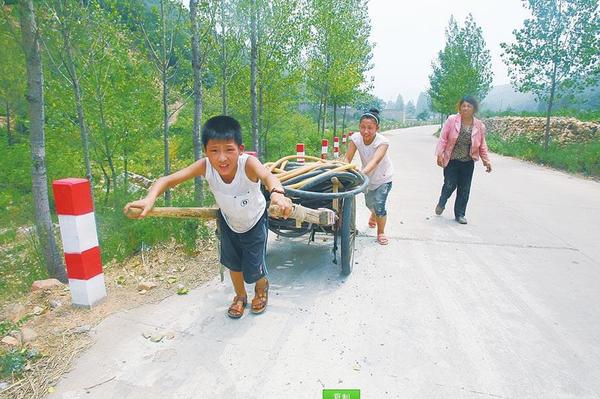 圖為大人晚上睡在提灌站旁，小孩拉著板車運(yùn)水管…… 　　圖片來(lái)源：大河網(wǎng)