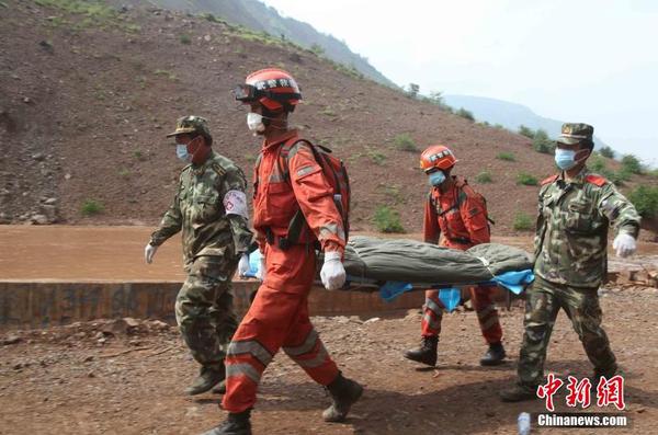 　8月8日，武警官兵將失蹤戰(zhàn)友謝樵遺體打撈上岸。4日，謝樵在營(yíng)救受災(zāi)群眾時(shí)，被落石不幸擊中后，卷入堰塞湖激流中。李善明 攝