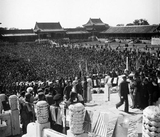 1945年10月10日，北平。中國戰(zhàn)區(qū)華北日本投降儀式在故宮太和殿舉行。日軍華北方面司令官根本博中將、中國受降主官孫連仲上將，分別簽字。當(dāng)日軍獻(xiàn)刀時(shí)，群眾山呼“中國萬歲！”簽字儀式結(jié)束后，使用之桌椅文具均移送歷史博物館收藏。