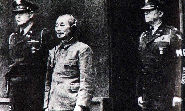 東條英機等7人的絞刑在1948年12月22日執(zhí)行，他們的尸體在火焚成灰以后，用軍艦撒到海里，任其隨風飄去，使其無蹤跡可尋。圖為接受審判時的東條英機。