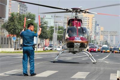 北京直升機(jī)降路口將心?；颊咚屯t(yī)院(組圖)