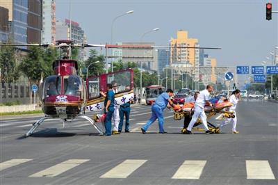 北京直升機(jī)降路口將心?；颊咚屯t(yī)院(組圖)