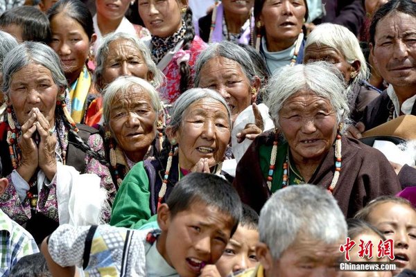 圖為8月14日，阿里地區(qū)普蘭縣信教民眾迎接班禪。 李林 攝