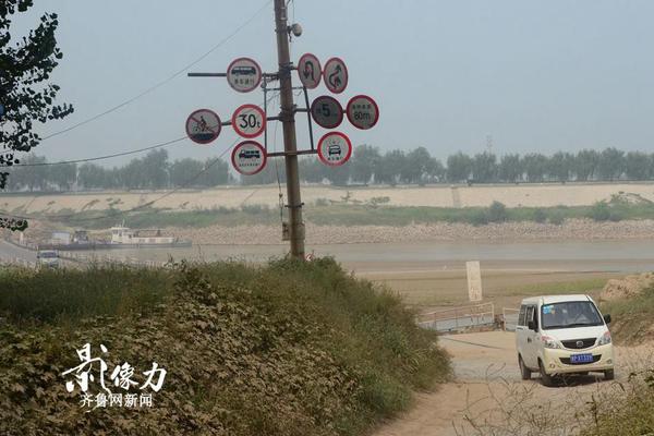 圖為浮橋南側的指示牌，一輛面包車剛剛從橋上下來。（圖文李瑞平）