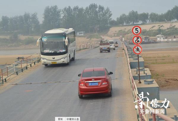 圖為濟南北店子黃河浮橋，車輛正在有序通行。（圖文李瑞平）