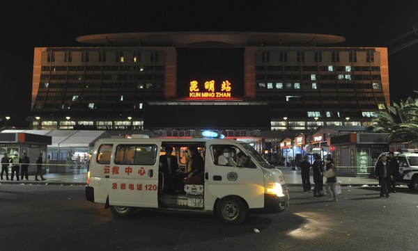 2014年3月1日晚，在昆明火車站，路上停著120救護(hù)車。