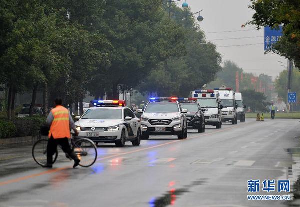 9月24日，押有被告人劉鐵男的車隊在廊坊經(jīng)濟技術(shù)開發(fā)區(qū)人民法院前的匯源道行駛。