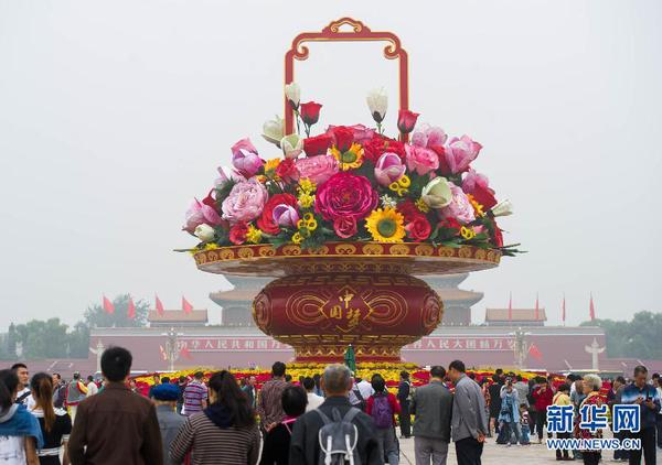 9月25日，游客在天安門廣場(chǎng)欣賞 “祝福祖國”花壇。當(dāng)日早晨6時(shí)起，天安門廣場(chǎng)國慶花籃及花壇完整亮相。 新華社記者 羅曉光 攝2