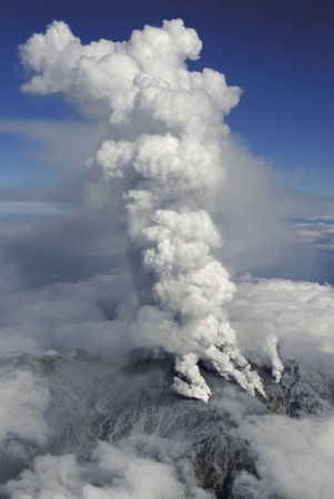 9月27日，位于日本長(zhǎng)野和岐阜縣之間的御岳山噴出火山灰。新華社發(fā)