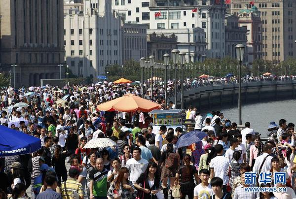 10月1日，游客在上海外灘游覽。當(dāng)日是國慶長假第一天，全國各地旅游景點(diǎn)游人如織。 新華社記者 丁汀 攝