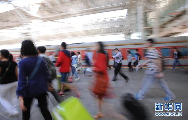 10月1日，旅客在安徽合肥火車站乘車。