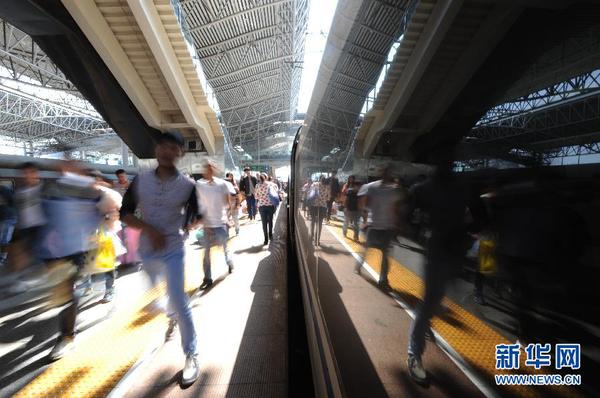 10月1日，旅客在安徽合肥火車站乘車。