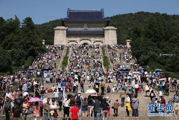 10月1日，游客在南京中山陵參觀游覽。