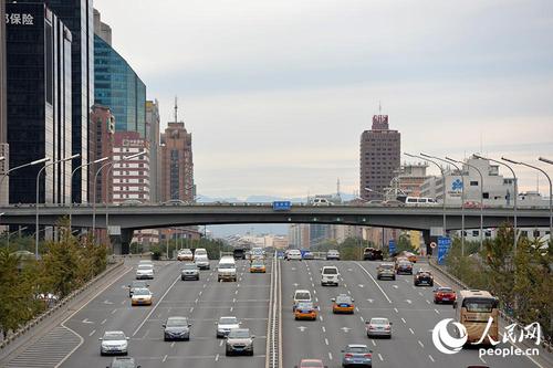 10月12日，在北京CBD，能一眼看到西山，北京大部分地區(qū)能見度都在20公里左右。