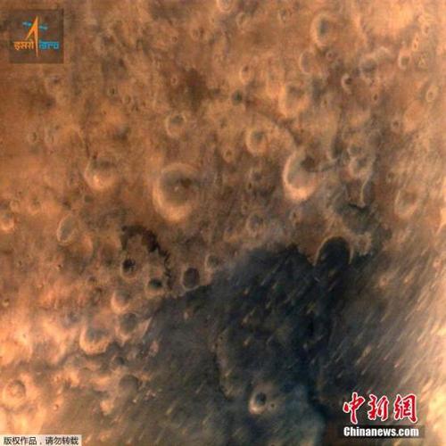 資料圖：當(dāng)?shù)貢r(shí)間9月25日，印度“曼加里安”號(hào)(Mangalyaan)火星探測(cè)器在7300千米高度傳回首張火星照片。印度首個(gè)火星探測(cè)器“曼加里安”號(hào)24日成功進(jìn)入火星軌道。