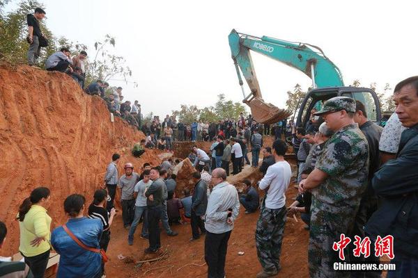 圖為人們在湖南省婁底市萬寶鎮(zhèn)群益村圍觀發(fā)現(xiàn)的古墓。