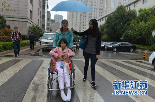 住院當(dāng)天，路上下起了小雨，記者為她撐起了雨傘。