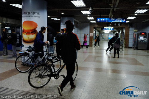 2014年10月29日，北京，老外欲將自行車帶入地鐵被阻攔后，憤憤沖向出站口。