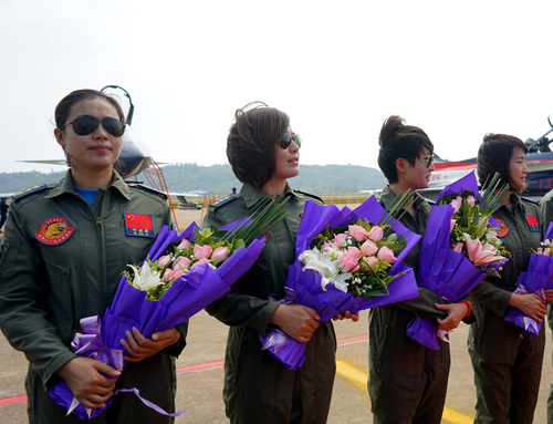 這是抵達(dá)珠海的空軍女飛行員（2014年11月5日攝）。