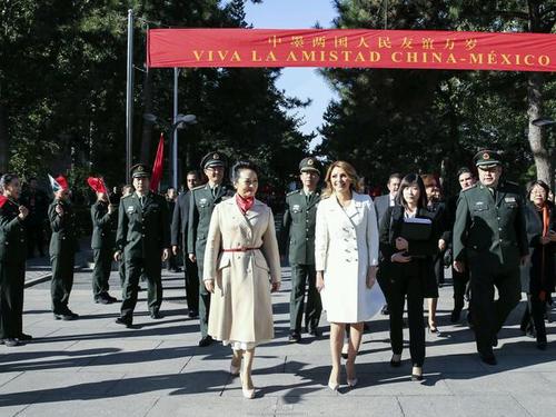 13日上午，彭麗媛邀請(qǐng)墨西哥總統(tǒng)夫人里韋拉來到解放軍藝術(shù)學(xué)院參觀。