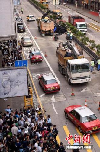 11月26日，香港警方協助法庭執(zhí)達主任在旺角彌敦道展開清障行動，下午1點45分，彌敦道恢復雙向通車。 中新社發(fā) 張宇 攝