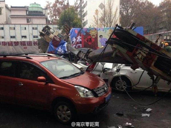 南京一在建工地汽車吊臂倒塌 砸死1人