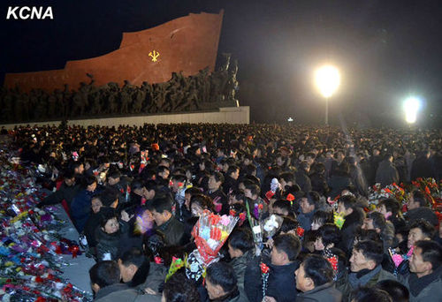 17日凌晨，朝鮮民眾前往平壤萬壽臺悼念金正日。