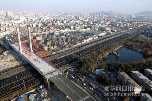 　正在進(jìn)行轉(zhuǎn)體作業(yè)的橋梁橫跨京滬線（1月19日攝）。