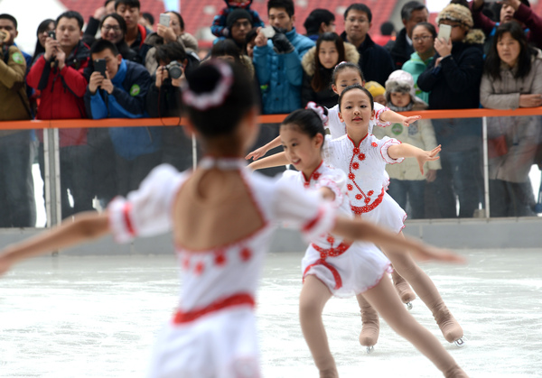 1月24日,“鳥巢歡樂冰雪季”在國家體育場“鳥巢”正式開啟，為申辦2022年冬奧會助力。游客們可以在“鳥巢歡樂冰雪季”體驗冰雪運動的樂趣。本報記者 齊波 攝