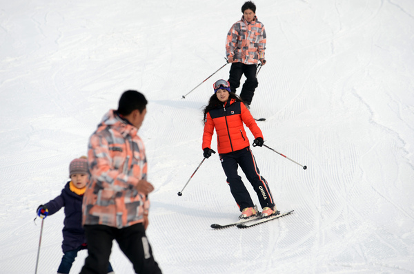 1月24日,“鳥巢歡樂冰雪季”在國家體育場“鳥巢”正式開啟，為申辦2022年冬奧會助力。游客們可以在“鳥巢歡樂冰雪季”體驗冰雪運動的樂趣。圖為自由式滑雪項目世界杯冠軍李妮娜和滑雪愛好者同場競技。本報記者 齊波 攝