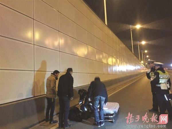 司機跳下隧道骨折了。報料人供圖