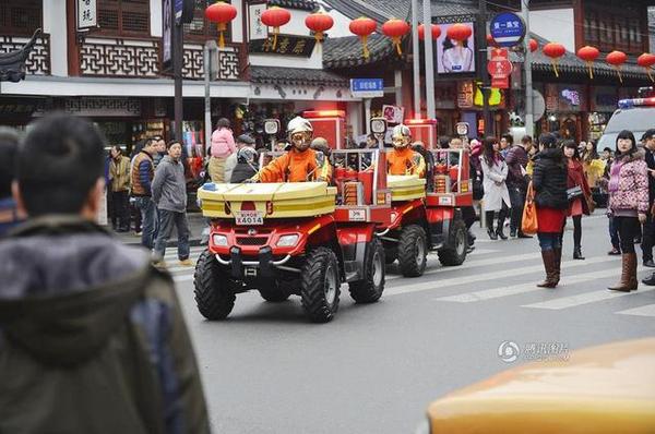 上海消防摩托車上街巡邏。來源：陳明松 東方IC