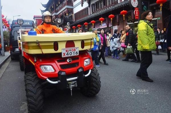 摩托消防車由1人擔(dān)任駕駛員兼戰(zhàn)斗員。